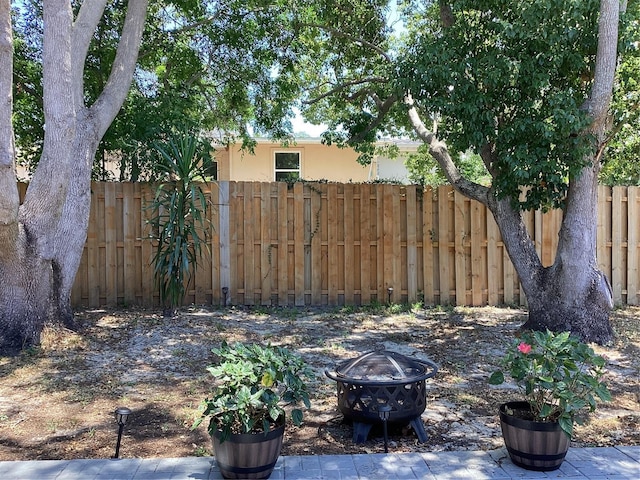 view of yard featuring a fire pit