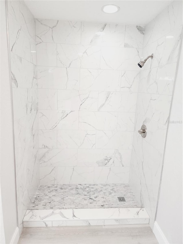 bathroom featuring tiled shower