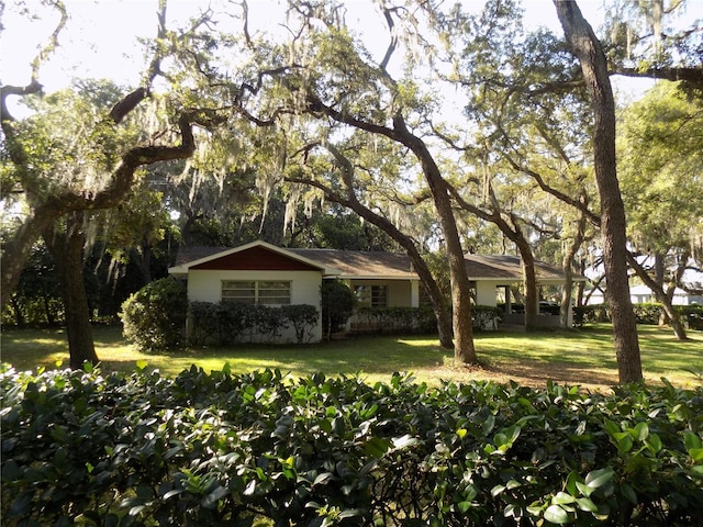 view of front facade featuring a front lawn