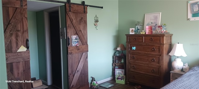 bedroom featuring a barn door