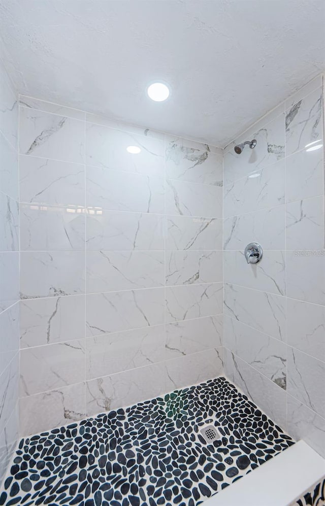 bathroom featuring tiled shower