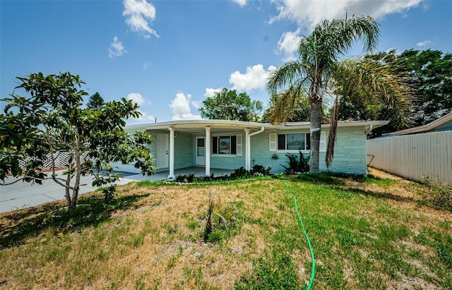 view of front of property featuring a front yard and a porch