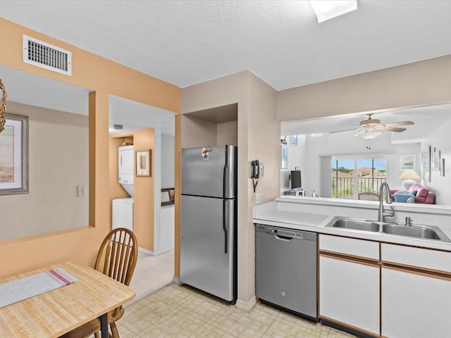 kitchen featuring a sink, visible vents, white cabinetry, light countertops, and appliances with stainless steel finishes