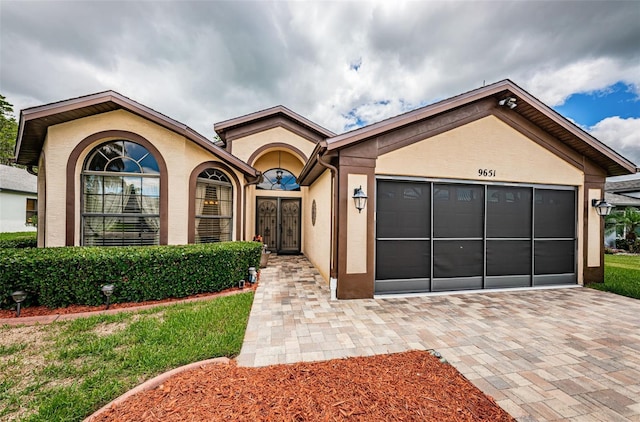 view of front facade featuring a garage