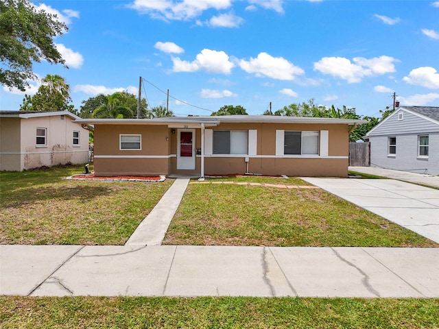 view of front of property featuring a front yard