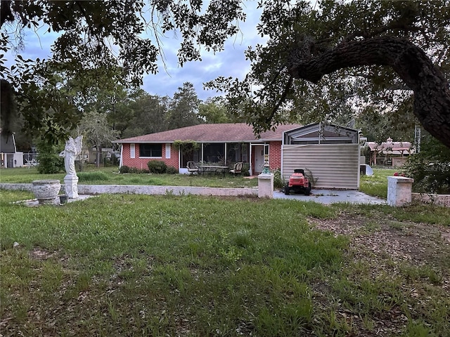 view of front of property featuring a front lawn