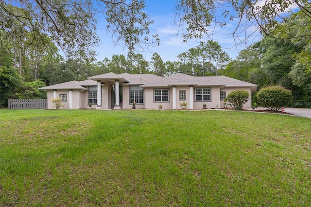 view of front facade featuring a front yard