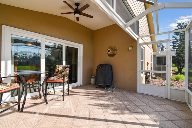 sunroom with ceiling fan