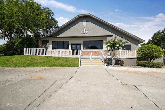 view of front of home with a front lawn