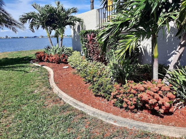 view of yard featuring a water view