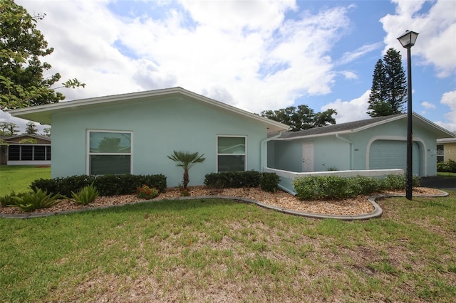 view of front facade featuring a garage and a front yard