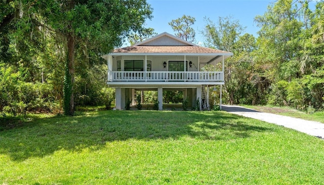 view of front facade with a front yard, a porch, and a carport