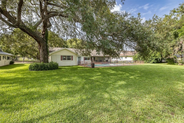 view of yard featuring a pool