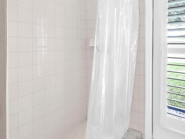 bathroom featuring curtained shower