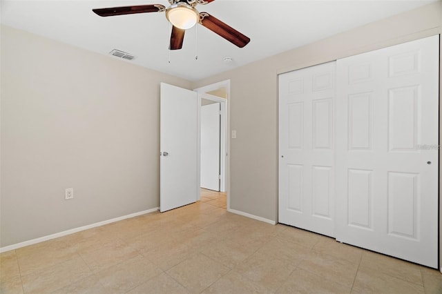 unfurnished bedroom featuring ceiling fan and a closet