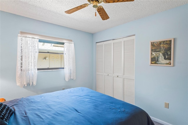 bedroom featuring a closet, a textured ceiling, and ceiling fan