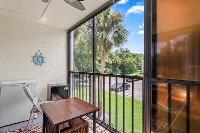 sunroom / solarium with ceiling fan