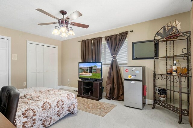 6096 Kinlock Ave, Spring Hill, FL 34608 - bedroom featuring freestanding refrigerator, baseboards, ceiling fan, and a closet