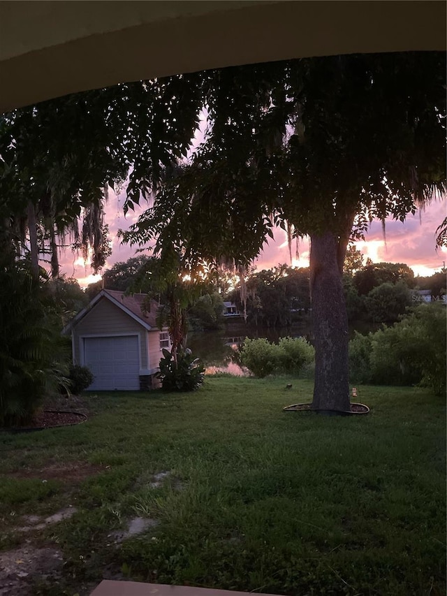 view of yard at dusk