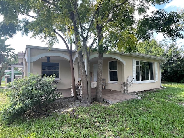 view of front of home featuring a front yard