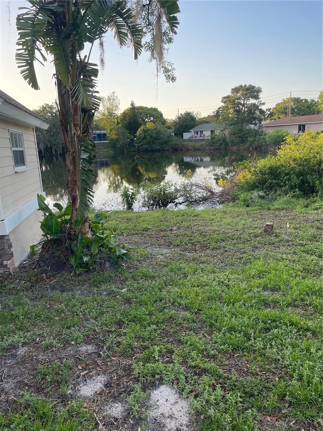 view of yard featuring a water view