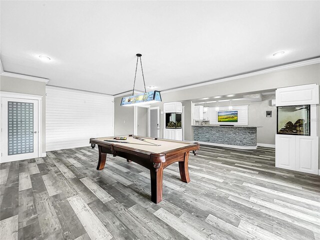 playroom featuring hardwood / wood-style floors, crown molding, and billiards