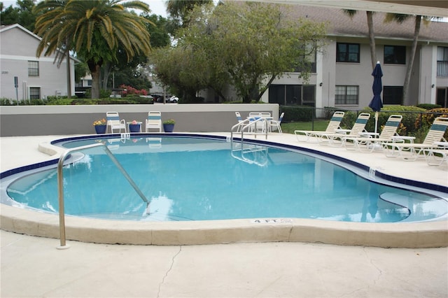 view of swimming pool