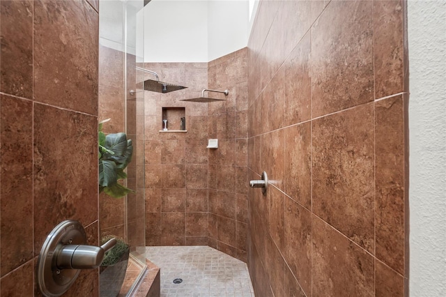 bathroom featuring a tile shower