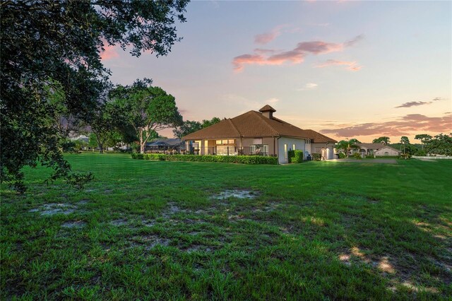 view of yard at dusk