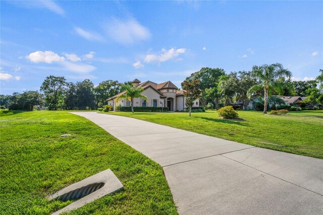 view of front of property featuring a front lawn