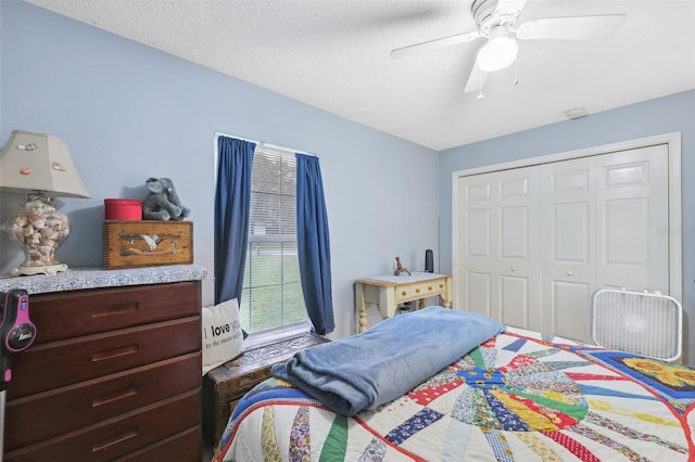 bedroom featuring ceiling fan, a textured ceiling, and a closet