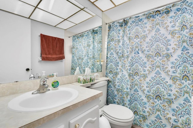 bathroom with vanity, curtained shower, and toilet