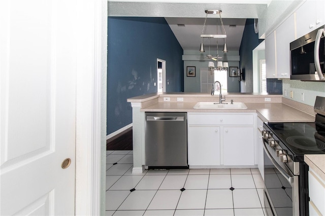 kitchen with white cabinets, decorative light fixtures, stainless steel appliances, sink, and kitchen peninsula