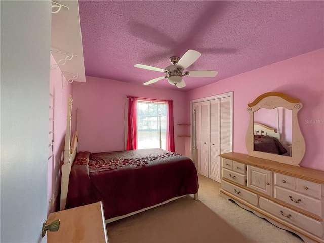 bedroom featuring carpet floors, a textured ceiling, ceiling fan, and a closet