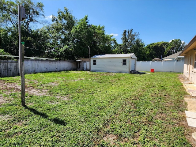 view of yard featuring an outdoor structure