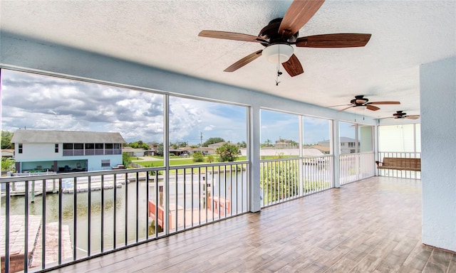 sunroom with ceiling fan