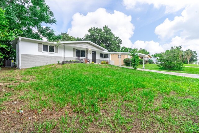 ranch-style house featuring a front yard