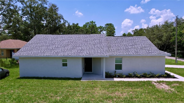 view of front facade with a front yard