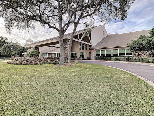 view of front of house featuring a front lawn