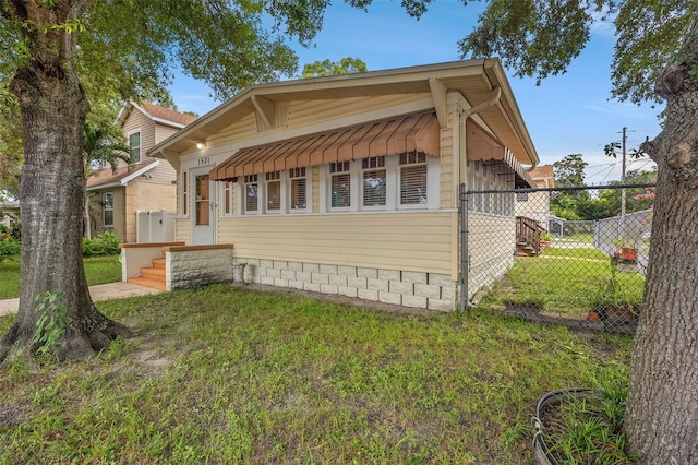 view of side of property featuring a lawn