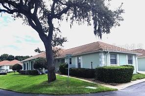 single story home featuring a front yard