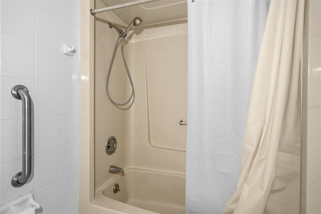 bathroom featuring shower / bath combo