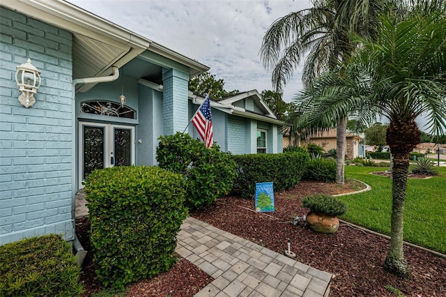 property entrance featuring a yard