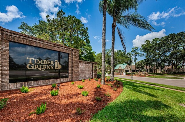 community sign featuring a yard