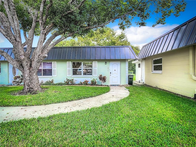 view of front of home with a front lawn