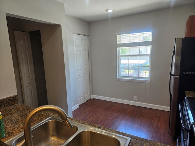 5265 E Bay Dr Unit 420, Clearwater, FL 33764 - kitchen featuring range, a sink, wood finished floors, baseboards, and freestanding refrigerator