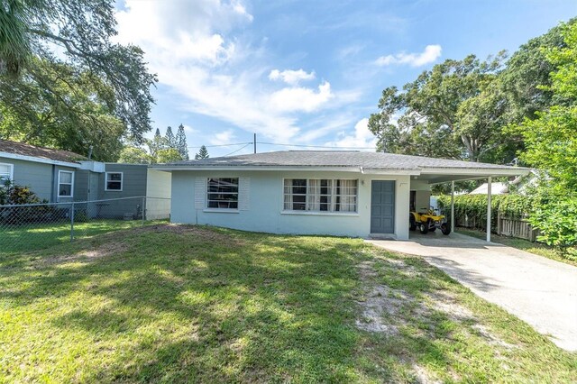 view of front of home with a carport and a front yard