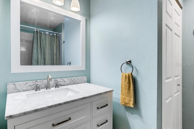 bathroom featuring a shower with shower curtain and vanity