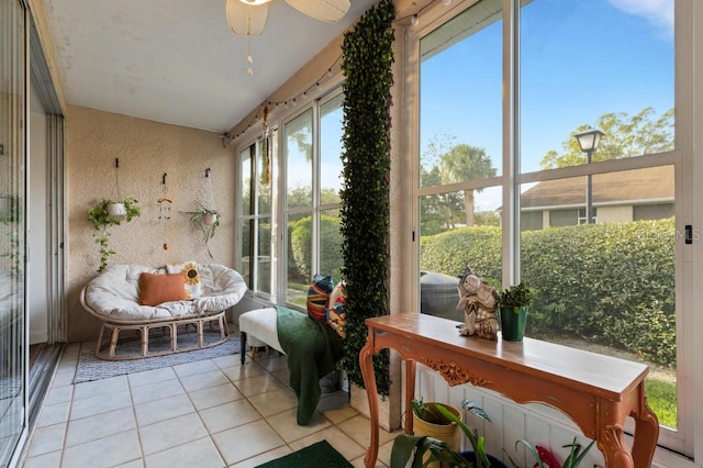 sunroom with ceiling fan