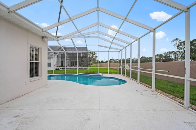 view of swimming pool featuring an in ground hot tub, a lanai, a lawn, and a patio